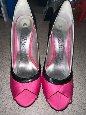 NWOT Women's Pink Black Peep-Toe Heels by Deb size 8